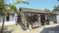 Warungnya berlokasi di pinggiran, tepatnya Dusun Nggeneng, Jalan Sewon Indah, Bantul, Yogyakarta. Warungnya sangat legendaris karena Mbah Marto sudah mulai berjualan sejak tahun 60-an.