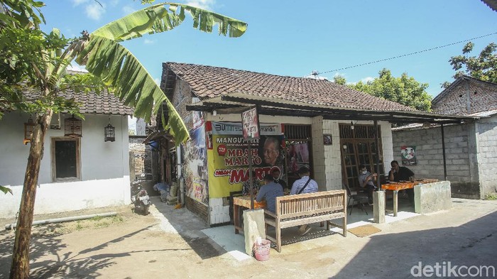 Berasa Pulang Kampung, Makan Disini Ambil Sendiri di Dapur Tak melulu gudeg, kulineran di Yogyakarta juga bisa mencicipi mangut lele di warung legendaris. Di sana kamu bisa ambil makanan langsung di dapurnya.
