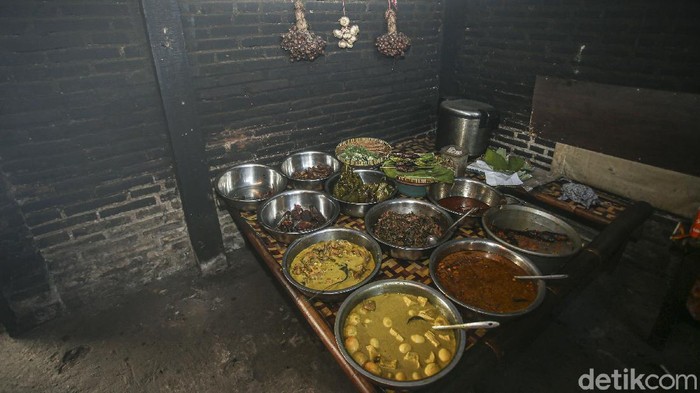 Berasa Pulang Kampung, Makan Disini Ambil Sendiri di Dapur Tak melulu gudeg, kulineran di Yogyakarta juga bisa mencicipi mangut lele di warung legendaris. Di sana kamu bisa ambil makanan langsung di dapurnya.