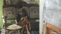 Mbah Martodiryo atau yang akrab disapa Mbah Marto merupakan pemilik warung Mangut Lele. Kini usianya sudah menginjak 90-an tahun dan masih ikut meracik bumbu dan memasak di warungnya.
