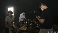 Beliau juga dibantu oleh sanak keluarga dalam mengelola warung mangut lele. Saat detikcom mengunjungi warungnya (07/10), beliau tengah sibuk membuat tusukan bambu untuk membakar ikan lele.