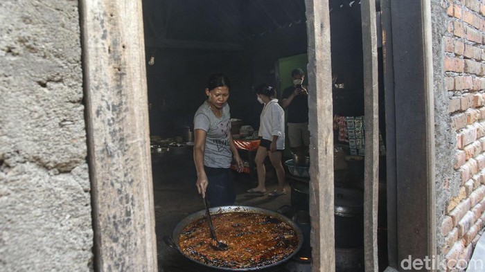 Berasa Pulang Kampung, Makan Disini Ambil Sendiri di Dapur Tak melulu gudeg, kulineran di Yogyakarta juga bisa mencicipi mangut lele di warung legendaris. Di sana kamu bisa ambil makanan langsung di dapurnya.