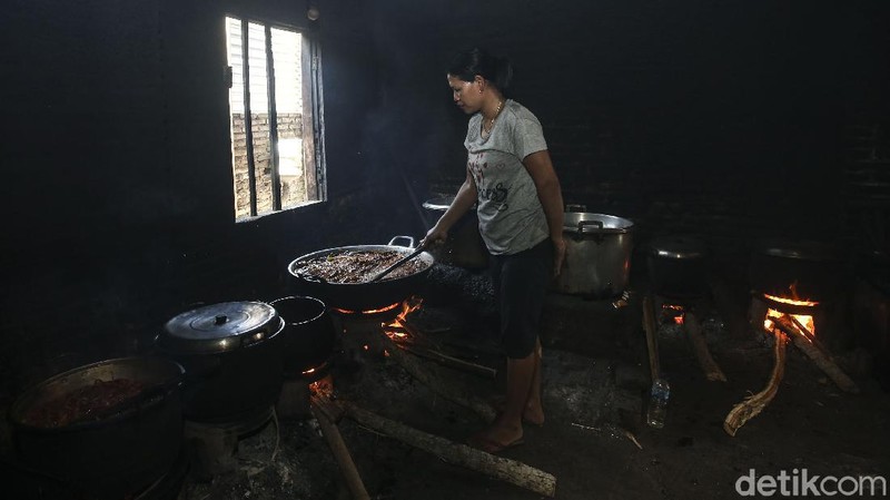 Tak melulu gudeg, kulineran di Yogyakarta juga bisa mencicipi mangut lele di warung legendaris. Di sana kamu bisa ambil makanan langsung di dapurnya.