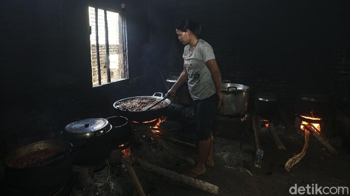 Berasa Pulang Kampung, Makan Disini Ambil Sendiri di Dapur Tak melulu gudeg, kulineran di Yogyakarta juga bisa mencicipi mangut lele di warung legendaris. Di sana kamu bisa ambil makanan langsung di dapurnya.