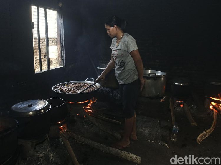 Berasa Pulang Kampung, Makan Disini Ambil Sendiri di Dapur