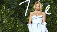 Billie Piper cukup menyita perhatian dengan penampilan seksi nan elegan dengan mengenakan gaun rancangan Vivienne Westwood. Joel C Ryan/Invision/AP/Joel C Ryan