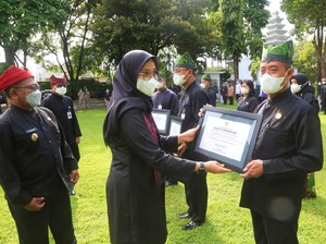 Bupati Ipuk Beri Penghargaan Penanganan Pandemi COVID-19