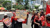 Dalam aksi yang berlangsung damai hingga pukul 16.00 WIB itu terbentang beberapa poster tuntutan antara lain bertuliskan Buruh bukan tumbal COVID-19, Aku njaluk 16% jare kon realistis, tapi nek mung mundak 0,89% kui jenenge sadis, UMK Jateng Tahun 2022 Naik 16% Ganjar RI1.  