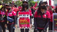 Perwakilan Aliansi Buruh Jawa Tengah, Karmanto, menjelaskan, telah ada keputusan Mahkamah Konstitusi (MK) pada 25 November 2021 lalu dengan amar Putusan Nomor 91/PUU-XVIII/2020 yang menyatakan pembentukan UU No 11 Tahun 2020 tentang Cipta Kerja bertentangan dengan UU 1945 dan tidak mempunyai kekuatan hukum mengikat secara bersyarat sepanjang tidak dilakukan perbaikan dalam waktu 2 tahun sejak diputuskan MK.  