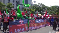 Mereka menuntut kenaikan upah 16 persen karena UMP Jateng 2022 yang sudah diputuskan hanya naik 0,78 persen. Apabila tidak dipenuhi maka massa buruh mengancam akan ikut aksi di Istana Presiden.  