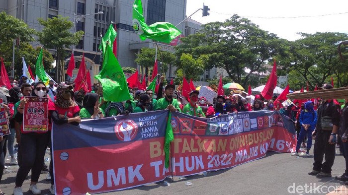 Buruh Demo Lagi di Jateng, Tuntut UMK Naik 16% Buruh yang tergabung dalam aliansi buruh Jawa Tengah kembali menggelar aksi. Mereka menuntut upah minimum kabupaten/kota (UMK) tahun 2022 naik 16 persen.