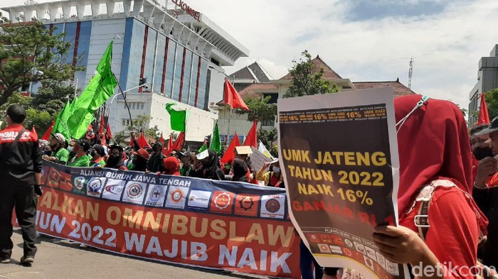 Buruh yang tergabung dalam aliansi buruh Jawa Tengah kembali menggelar aksi. Mereka menuntut upah minimum kabupaten/kota (UMK) tahun 2022 naik 16 persen.
