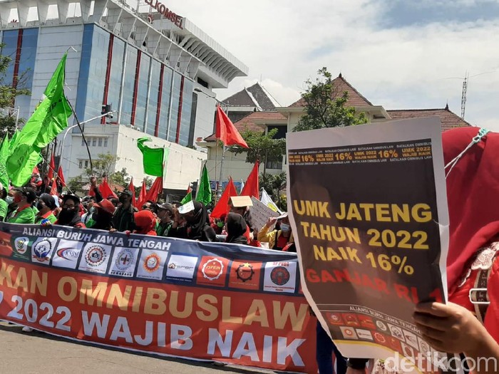 Buruh yang tergabung dalam aliansi buruh Jawa Tengah kembali menggelar aksi. Mereka menuntut upah minimum kabupaten/kota (UMK) tahun 2022 naik 16 persen.