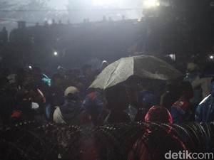 Buruh Masih Bertahan di Gedung Sate, Ridwan Kamil Ketemu Bima Arya dkk di Bogor