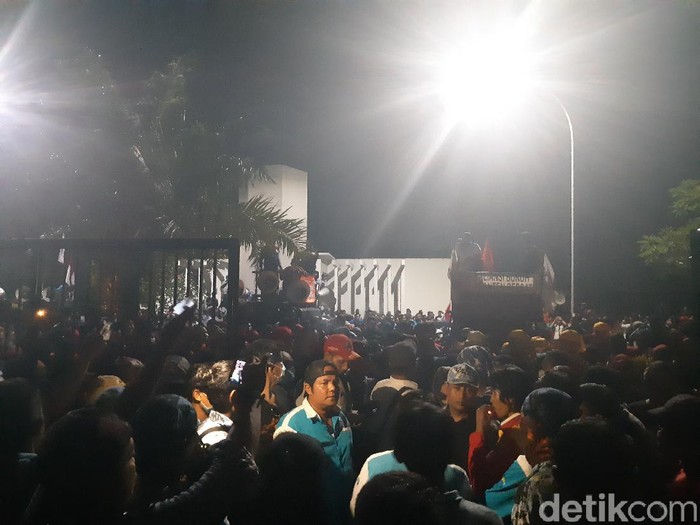 Buruh masih bertahan di Pemprov Banten hingga malam