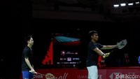 Diawasi oleh pelatih kepala ganda putra Herry Iman Pierngadi, The Minions dan The Prayer --julukan masing-masing ganda-- bermain dengan bertukar-tukar pasangan. Latihan berjalan kurang lebih 1,5 jam. Foto: Rifqi Ardita Widianto/detikcom