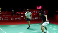 Ganda putra Indonesia mendapatkan giliran latihan dan menjajal lapangan di hall pada sore hari pukul 15.30 WITA. Kevin Sanjaya Sukamuljo/Marcus Fernaldi Gideon dan Pramudya Kusumawardana/Yeremia Erich Yoche Yacob Rambitan berlatih bersama. Foto: Rifqi Ardita Widianto/detikcom
