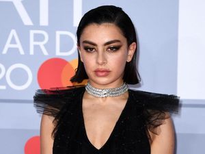 Video: Charli XCX Sang Ratu BRIT Awards 2025