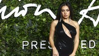 Charli XCX juga tampil seksi dengan dress hitam berpotongan tinggi dari Tommy Hilfiger yang menunjukkan bagian kakinya tersebut. Joel C Ryan/Invision/AP/Joel C Ryan
