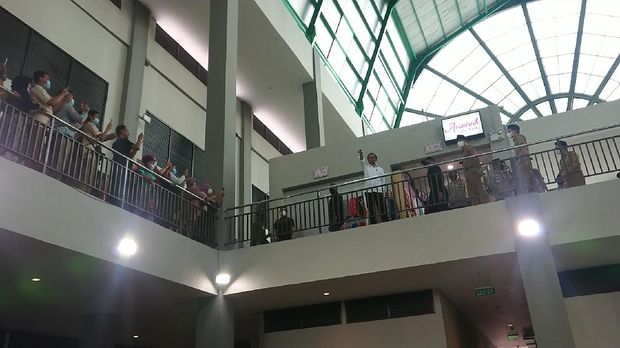 Dalam rangkaian kunjungan kerja, Jokowi sempat mengunjungi Pasar Pon, pasar tradisional yang dibangun secara modern di Trenggalek Dalam rangkaian kunjungan kerja, Jokowi sempat mengunjungi Pasar Pon, pasar tradisional yang dibangun secara modern di Trenggalek