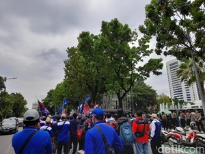 Buruh Kembali Geruduk Kantor Anies, Desak UMP Naik 5%