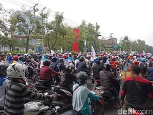 Gelombang Massa Buruh Jatim Tolak UMK Murah Berdatangan di Grahadi