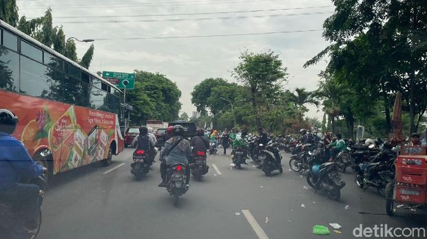 demo buruh macetkan exit tol waru