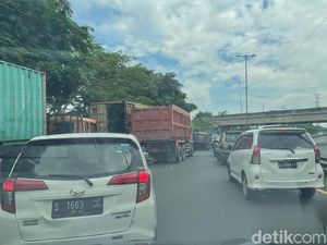 Buruh Tutup Exit Tol Waru, Arus Lalin Sidoarjo Masuk ke Surabaya Macet Total