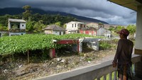 Warga melihat permukiman yang kosong pasca letusan Gunung Sinabung di Desa Gurukinayan, Karo, Sumatera Utara.