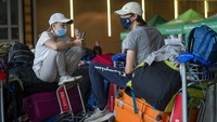Pelajar dari Norwegia yang sedang melakukan kunjungan lapangan ke Afrika Selatan menunggu untuk diuji COVID-19 sebelum naik penerbangan ke Amsterdam di bandara Johannesburg OR Tambo, Senin (29/11/2021) waktu setempat.  