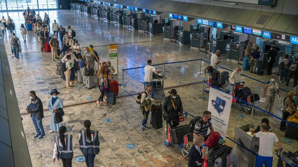 Akibat pembatasan yang dilakukan sejumlah negara, jadwal penerbangan di bandara Johannesburg pun menjadi kacau. Â Akibat pembatasan yang dilakukan sejumlah negara, jadwal penerbangan di bandara Johannesburg pun menjadi kacau. Â