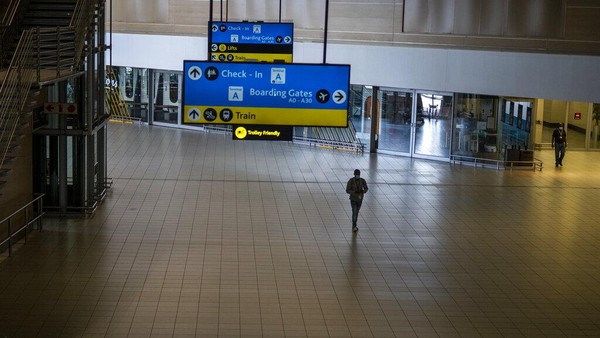 Pelajar dari Norwegia yang sedang melakukan kunjungan lapangan ke Afrika Selatan menunggu untuk diuji COVID-19 sebelum naik penerbangan ke Amsterdam di bandara Johannesburg OR Tambo, Senin (29/11/2021) waktu setempat.  