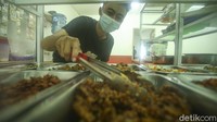 Selain itu, restoran dan kafe juga dibatasi operasionalnya dengan protokol kesehatan yang ketat sampai dengan Pukul 21.00 waktu setempat.