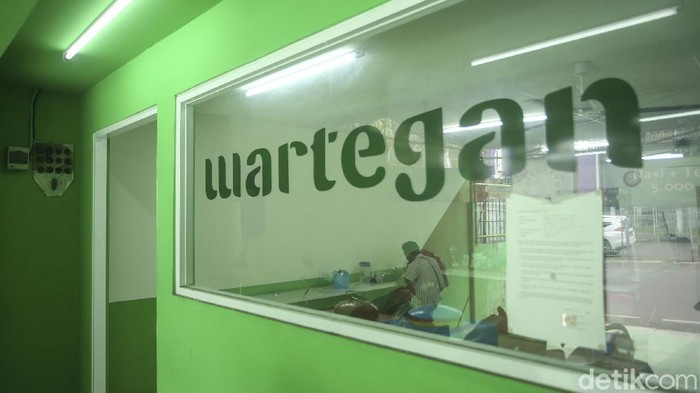 Status Pemberlakuan Pembatasan Kegiatan Masyarakat (PPKM) DKI Jakarta naik menjadi level 2. Sejumlah aturan diubah salah satunya makan di resto-warteg, Selasa, (30/11).