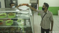Kapasitas pengunjung makan juga dibatasi hanya 50 persen dan wajib menggunakan aplikasi PeduliLindungi.
