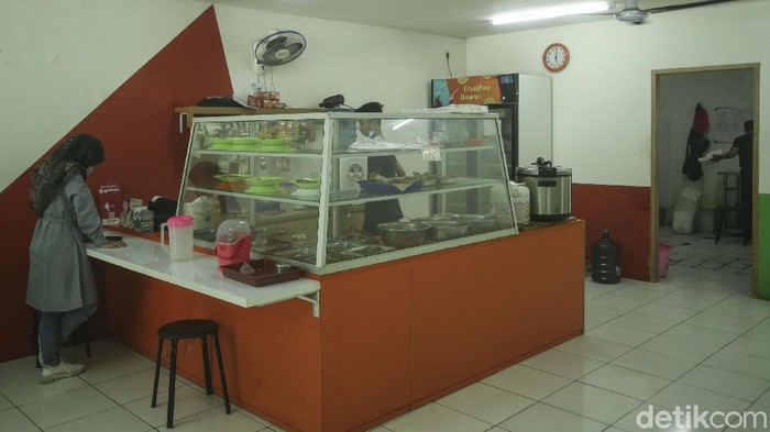 Status Pemberlakuan Pembatasan Kegiatan Masyarakat (PPKM) DKI Jakarta naik menjadi level 2. Sejumlah aturan diubah salah satunya makan di resto-warteg, Selasa, (30/11).