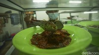 Sama denga warteg, waktu makan di restoran juga dibatasi maksimal 60 menit.