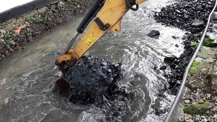 DPU Kota Bandung Keruk Sedimentasi di Saluran Drainase Ujungberung Dinas Pekerjaan Umum (DPU) Kota Bandung untuk melakukan pengerukan sedimentasi di saluran drainase yang ada di Kecamatan Ujungberung, Kota Bandung.