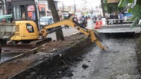 Akibatnya, jika volume air sedang tinggi terjadi banjir di Jalan AH Nasution tepatnya didepan Mapolsek Ujungberung.