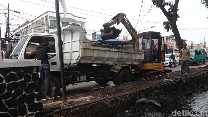 DPU Kota Bandung Keruk Sedimentasi di Saluran Drainase Ujungberung Dinas Pekerjaan Umum (DPU) Kota Bandung untuk melakukan pengerukan sedimentasi di saluran drainase yang ada di Kecamatan Ujungberung, Kota Bandung.