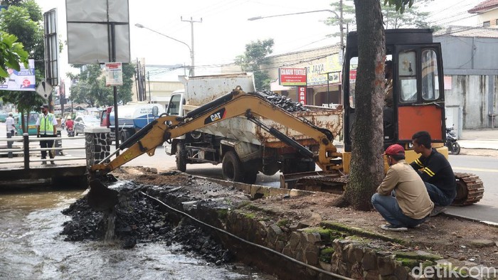 DPU Kota Bandung Keruk Sedimentasi di Saluran Drainase Ujungberung Dinas Pekerjaan Umum (DPU) Kota Bandung untuk melakukan pengerukan sedimentasi di saluran drainase yang ada di Kecamatan Ujungberung, Kota Bandung.