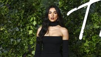 Penyanyi berusia 26 tahun itu tampil dengan dress hitam yang memamerkan bahu indahnya tersebut. Joel C Ryan/Invision/AP/Joel C Ryan