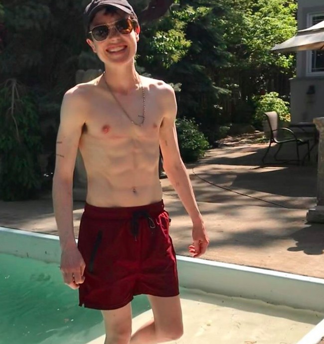 Aktor 32 tahun itu pada Mei mengunggah fotonya bertelanjang dada. Transisi dari wanita ke pria tampak ingin dibuktikannya ke publik.  Foto: Dok. Instagram