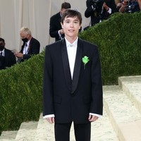 Dan seperti inilah penampilan perdananya di karpet merah setelah bertransformasi menjadi pria. Bintang The Umbrella Academy’ tampil maskulin dengan setelan blazer. Foto: dok. Instagram