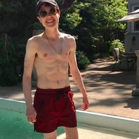 Aktor 32 tahun itu pada Mei mengunggah fotonya bertelanjang dada. Transisi dari wanita ke pria tampak ingin dibuktikannya ke publik.  Foto: Dok. Instagram