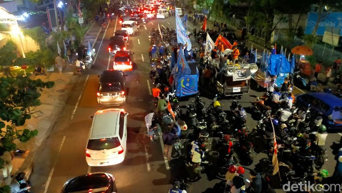 Foto-foto Buruh Blokade Jalan di Surabaya Lebih dari 500 buruh sempat memblokade Jalan Basuki Rahmat di Surabaya. Hingga berita ini naik, massa sudah membubarkan diri.