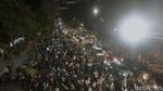 Foto-foto Buruh Blokade Jalan di Surabaya
