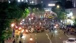 Foto-foto Buruh Blokade Jalan di Surabaya