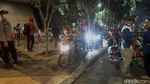 Foto-foto Buruh Blokade Jalan di Surabaya