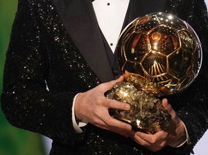 Penampakan Pose CR7 dan Drogba di Acara Ballon dOr Bikin Fans Kesal